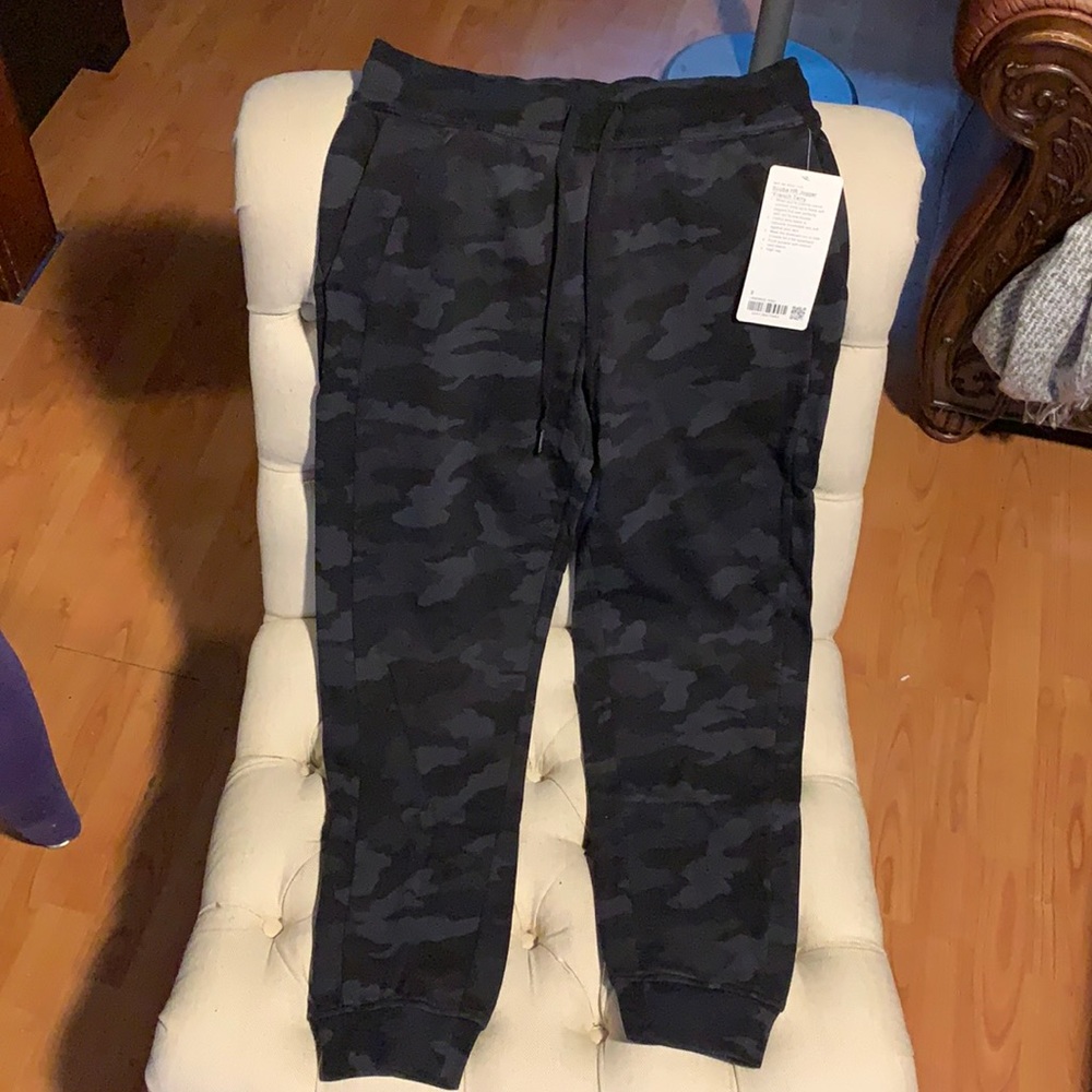 NWT! Lululemon Scuba Jogger - French Terry size 8